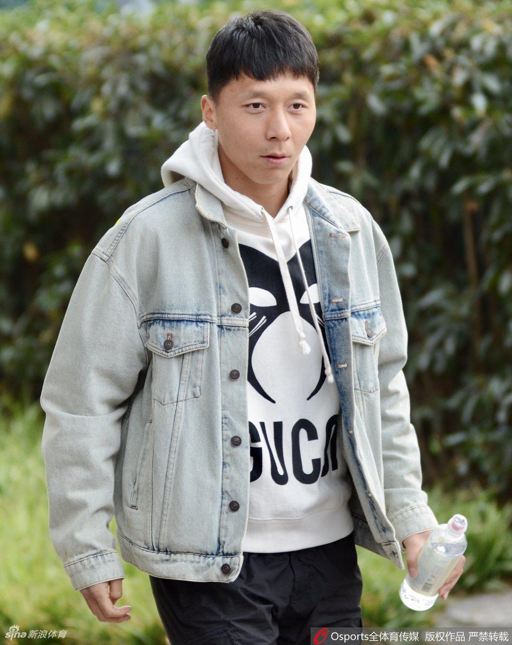 上海海港队结束教学赛 奥斯卡与球迷合影