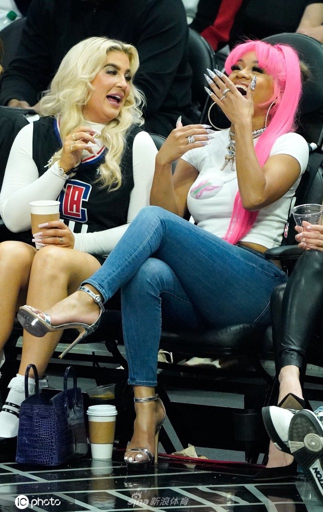 “冰山姐”Saweetie热辣亮相观战NBA