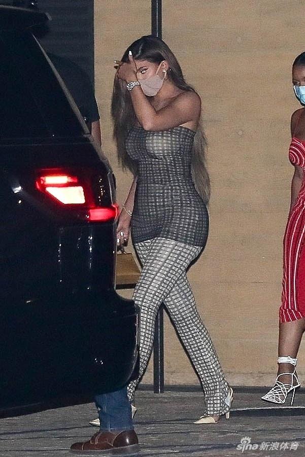 布克收工马不停蹄约会肯豆 詹娜臀线逆天长腿撩人