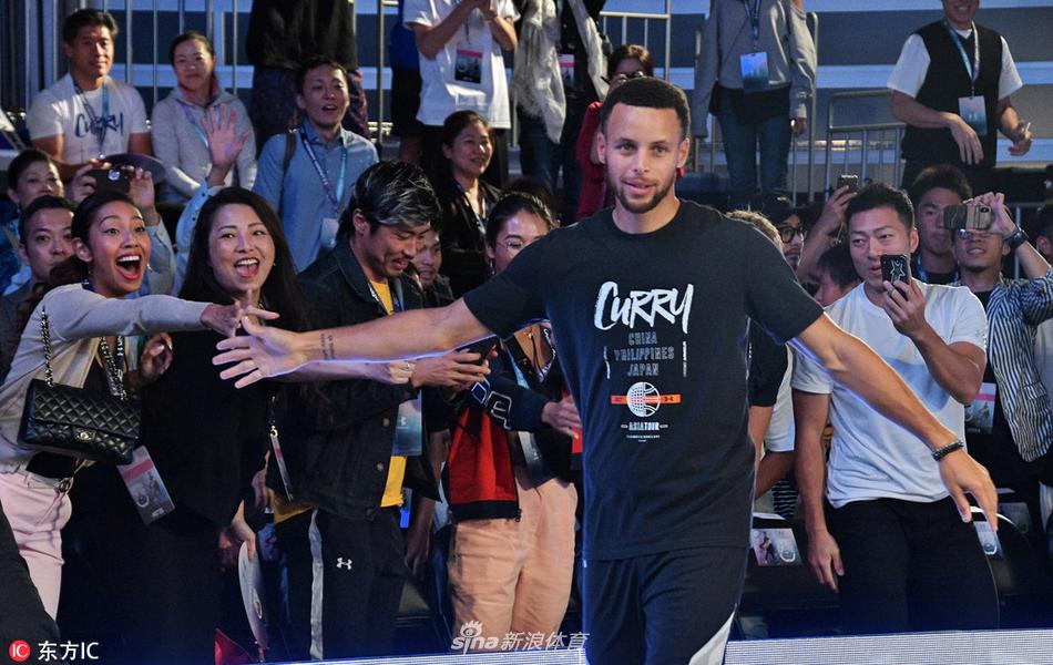 库里东京参加赞助商活动