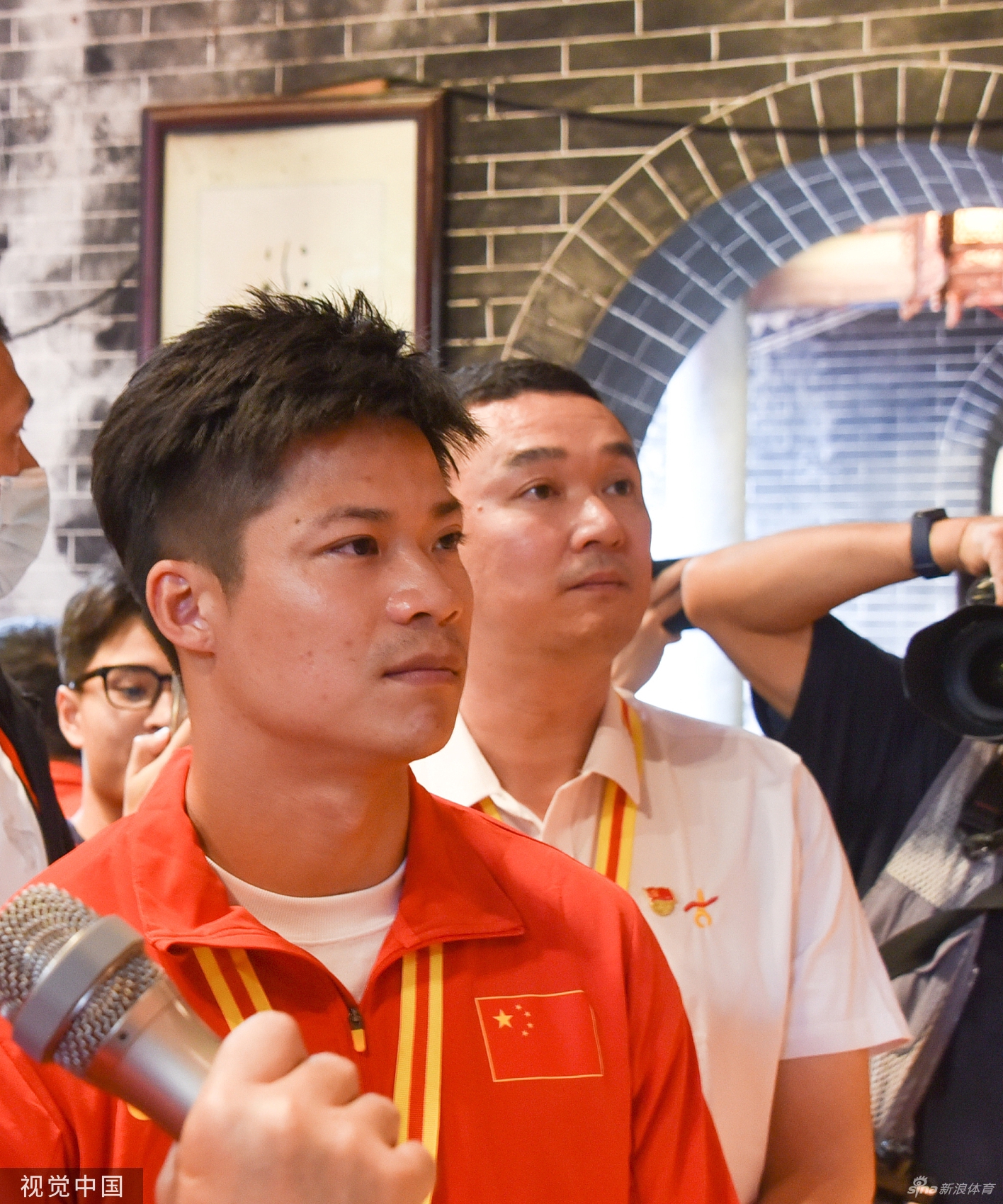 苏炳添回家乡中山古镇探望 与乡亲们交流合影