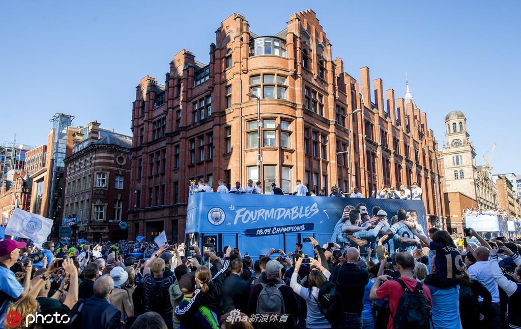 曼城夺冠庆典全城巡游 曼彻斯特被蓝色笼罩