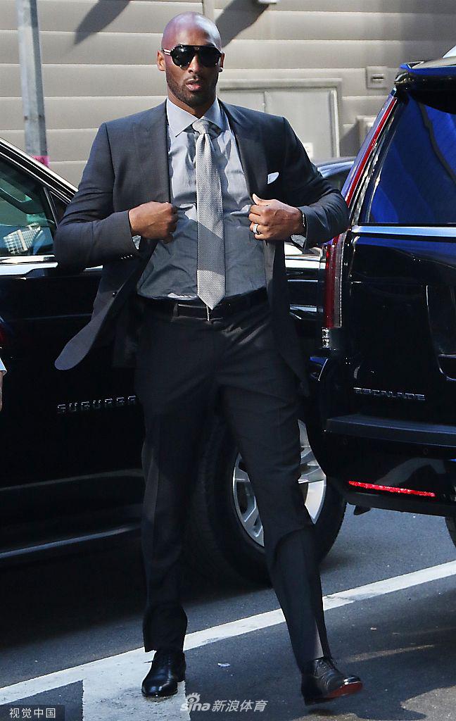 科比西装革履显帅气参加节目