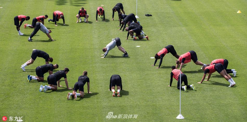 烈日下三狮军团忙备战训练场上做游戏倍儿开心