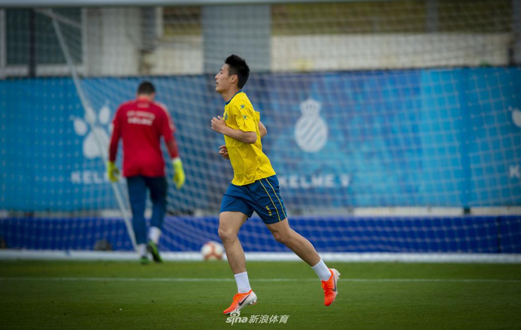 西班牙人训练备战联赛 武磊狂练射门