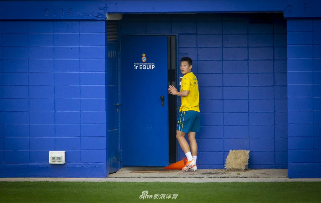 西班牙人训练备战联赛 武磊狂练射门