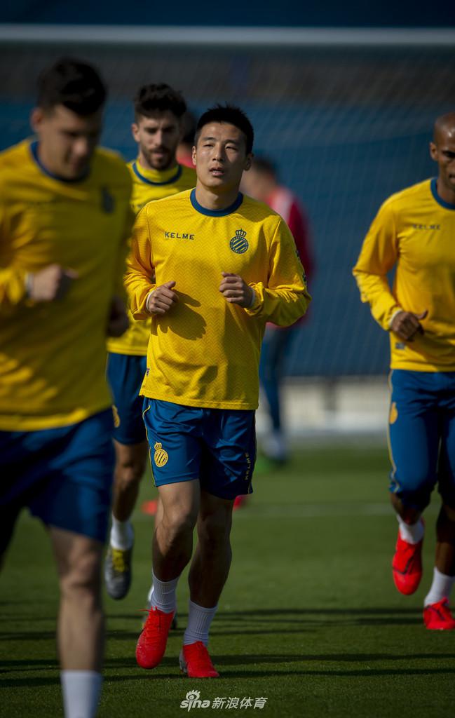 西班牙人训练备战联赛 武磊狂练射门