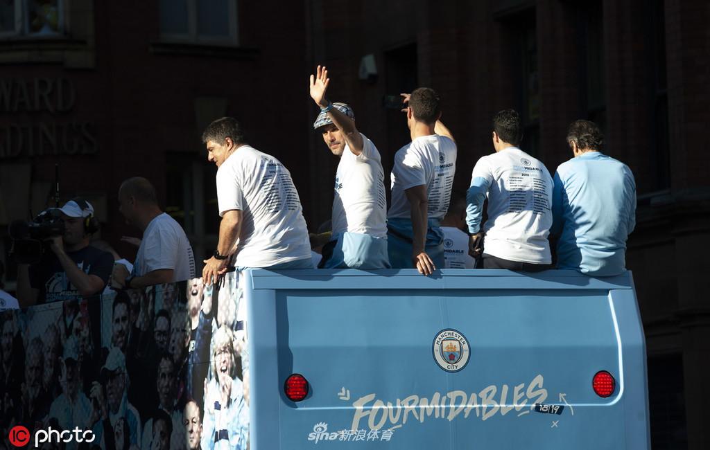 曼城夺冠庆典全城巡游 曼彻斯特被蓝色笼罩