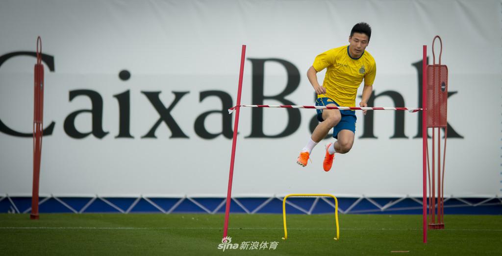 西班牙人训练备战联赛 武磊狂练射门