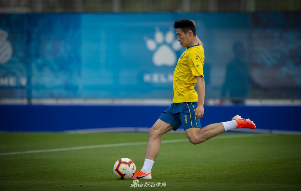 西班牙人训练备战联赛 武磊狂练射门