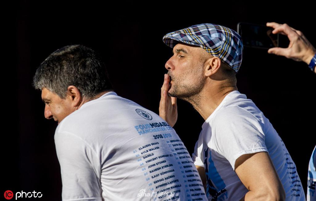 曼城夺冠庆典全城巡游 曼彻斯特被蓝色笼罩