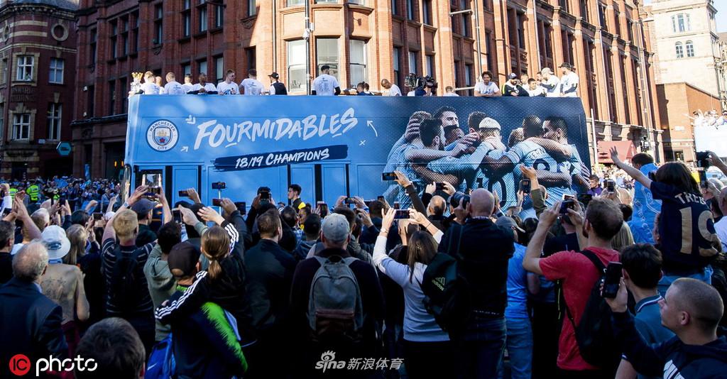 曼城夺冠庆典全城巡游 曼彻斯特被蓝色笼罩