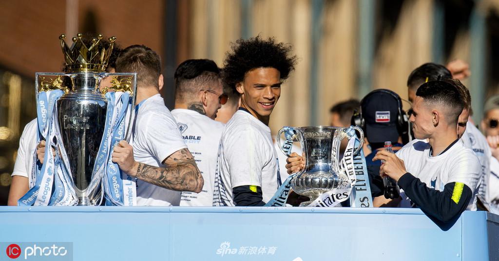 曼城夺冠庆典全城巡游 曼彻斯特被蓝色笼罩