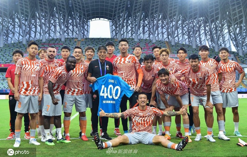 张鹭迎来职业生涯400场里程碑 携纪念球衣与球队合影留念