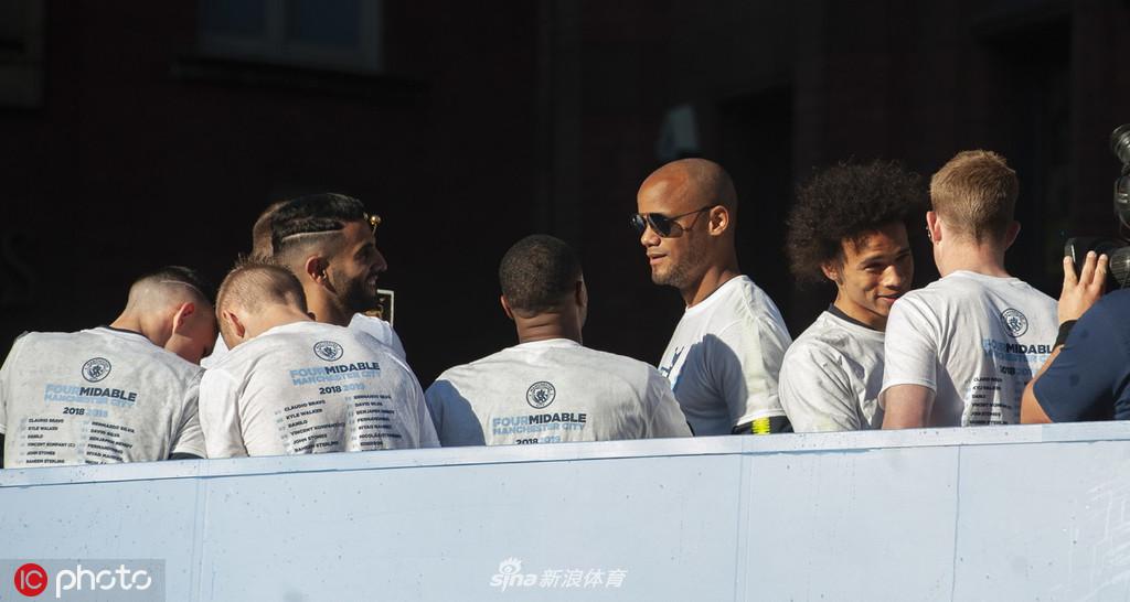 曼城夺冠庆典全城巡游 曼彻斯特被蓝色笼罩