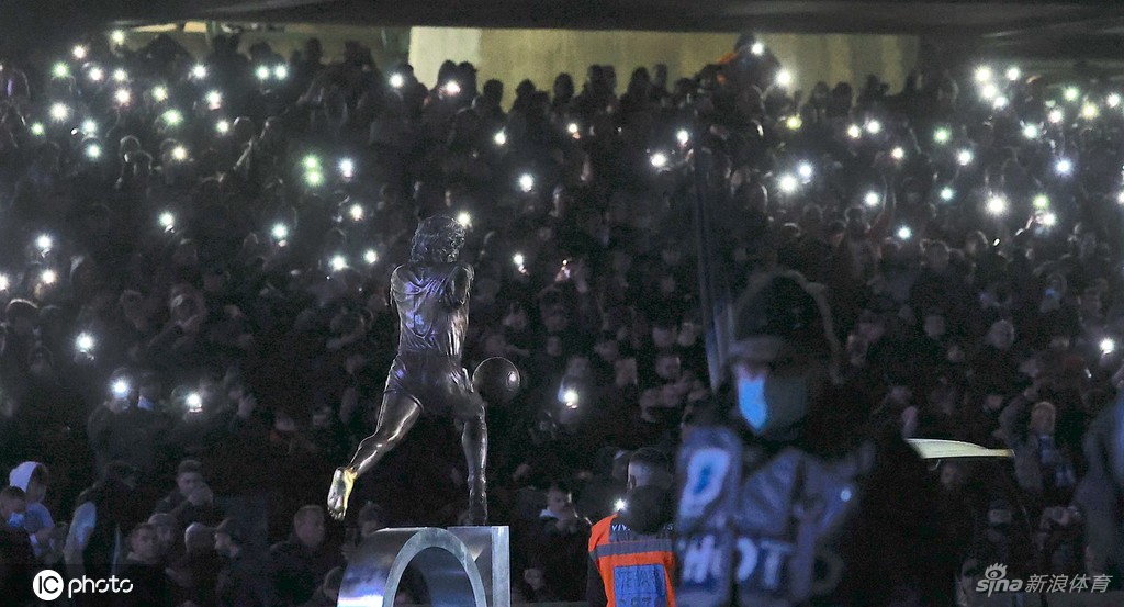 那不勒斯主场正式揭幕马拉多纳雕塑