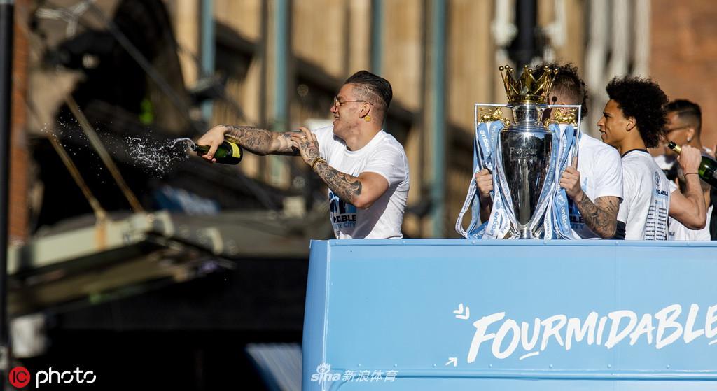 曼城夺冠庆典全城巡游 曼彻斯特被蓝色笼罩