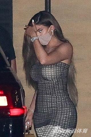 布克收工马不停蹄约会肯豆 詹娜臀线逆天长腿撩人