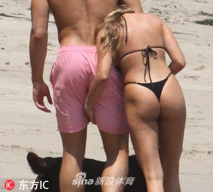 格里芬携女友海边度假