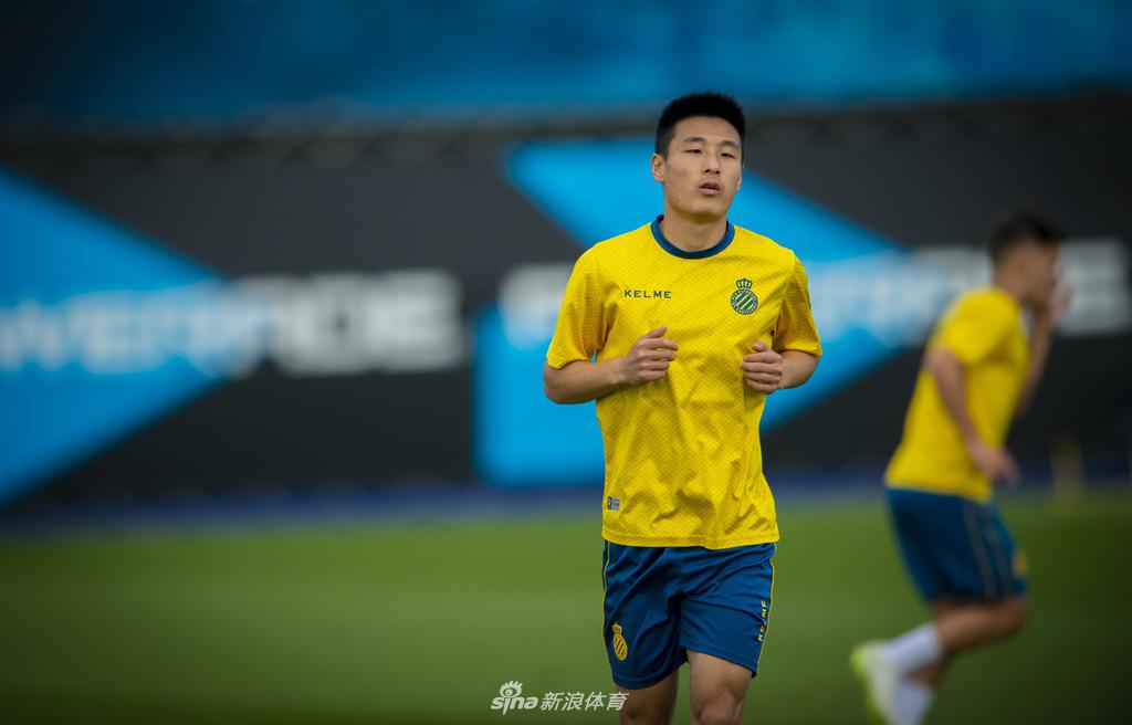 西班牙人训练备战联赛 武磊狂练射门