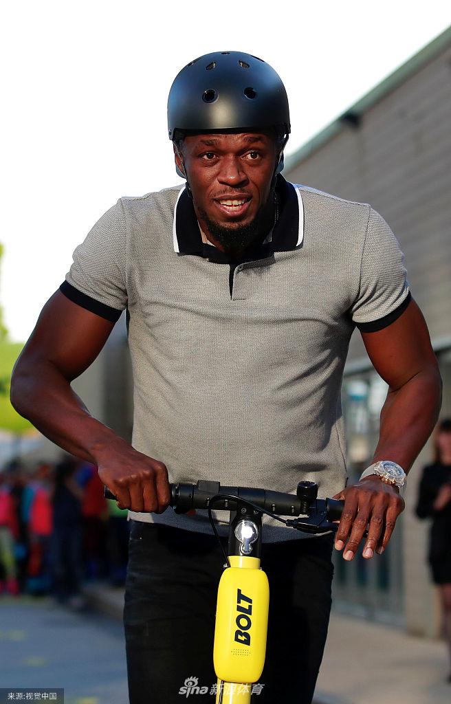 博尔特街头骑滑板车架势十足