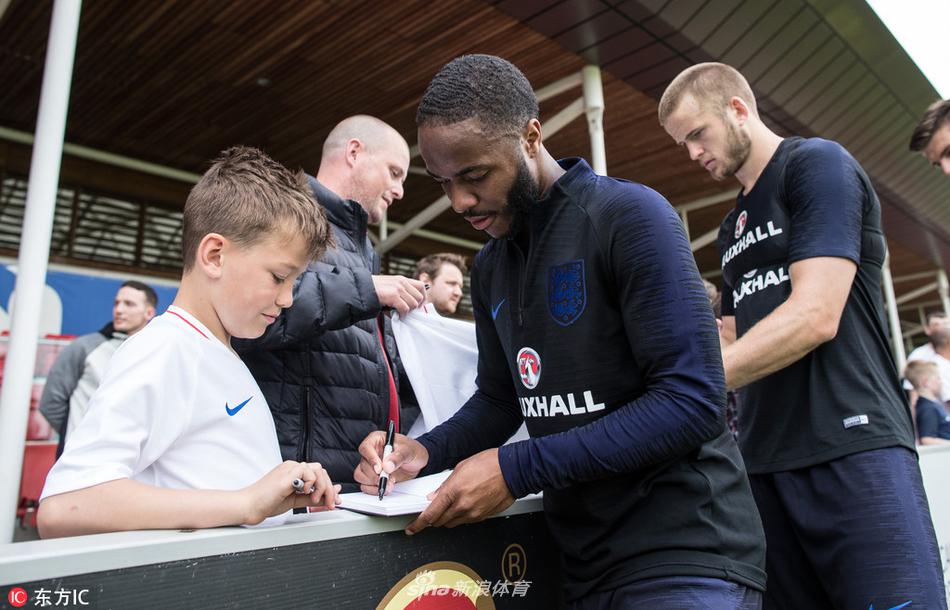 烈日下三狮军团忙备战训练场上做游戏倍儿开心