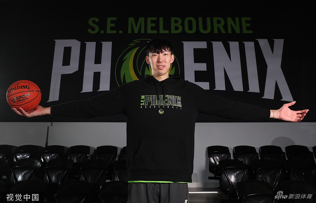 周琦为新东家拍摄新赛季写真