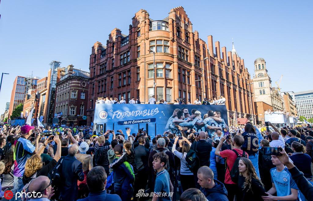 曼城夺冠庆典全城巡游 曼彻斯特被蓝色笼罩