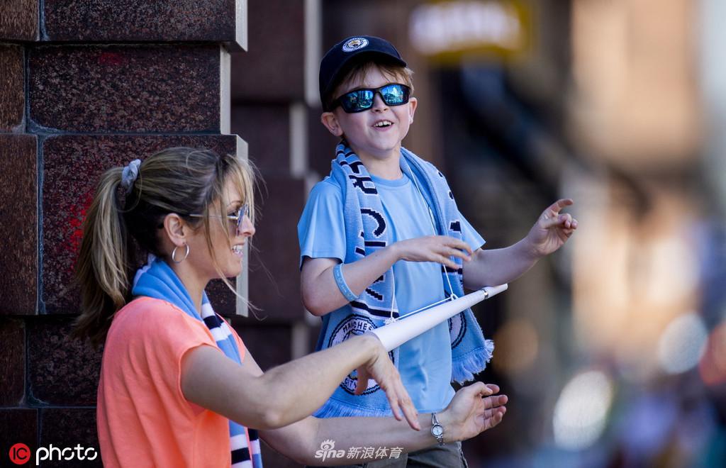 曼城夺冠庆典全城巡游 曼彻斯特被蓝色笼罩