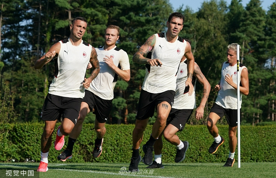 AC米兰训练备战新赛季 特奥、迪亚兹哥俩好