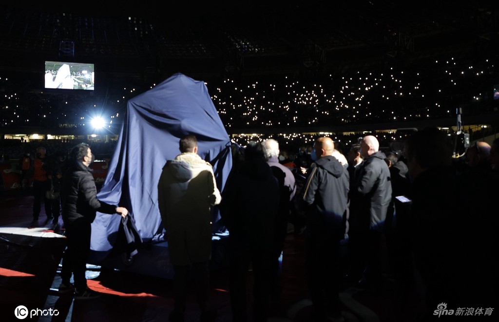 那不勒斯主场正式揭幕马拉多纳雕塑