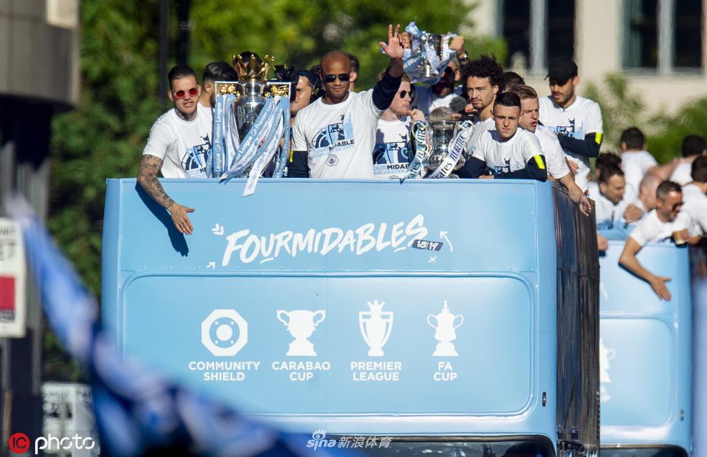 曼城夺冠庆典全城巡游 曼彻斯特被蓝色笼罩