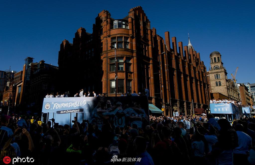 曼城夺冠庆典全城巡游 曼彻斯特被蓝色笼罩