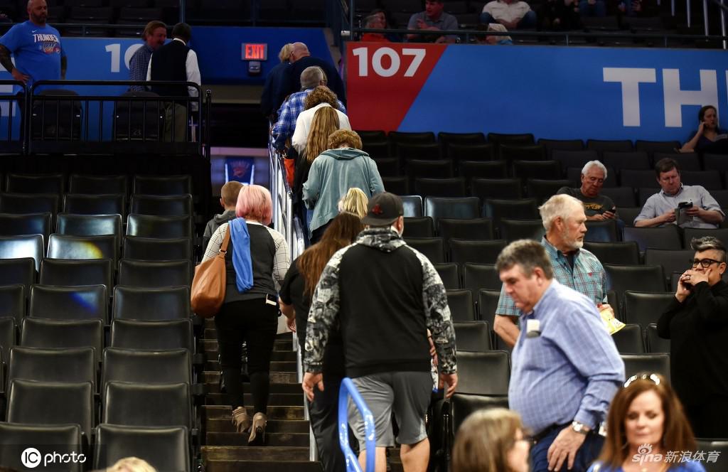雷霆爵士比赛现场：宣布取消满场嘘声 球迷懵圈狂刷手机
