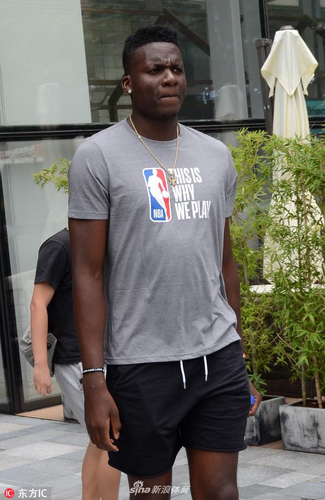 “饼皇”卡佩拉现身沪上街头