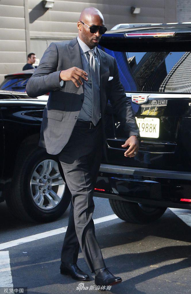 科比西装革履显帅气参加节目