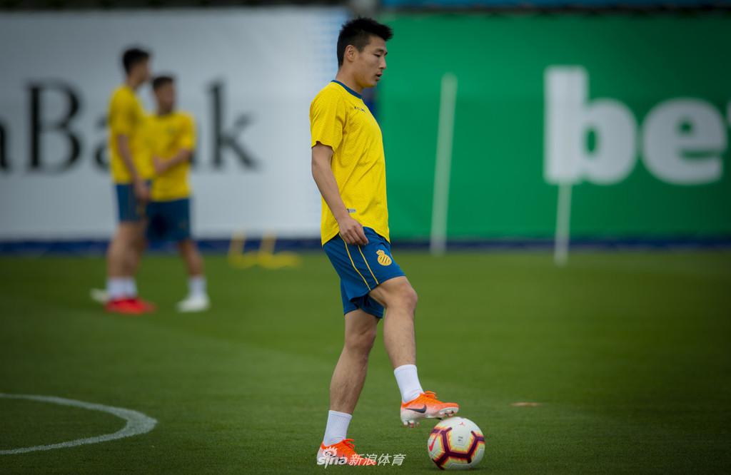 西班牙人训练备战联赛 武磊狂练射门