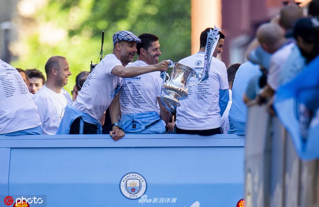 曼城夺冠庆典全城巡游 曼彻斯特被蓝色笼罩