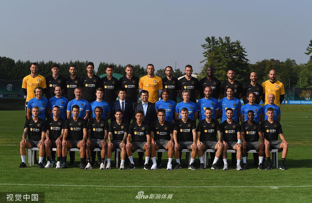 张近东父子与国米全队拍摄全家福