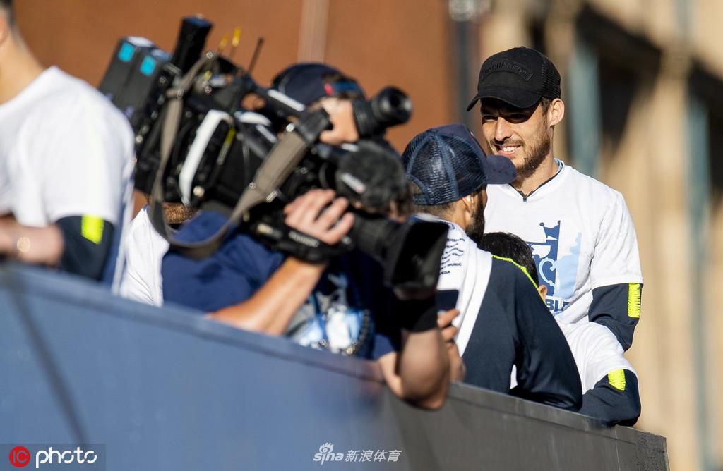 曼城夺冠庆典全城巡游 曼彻斯特被蓝色笼罩