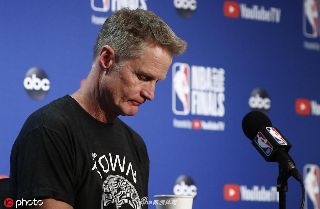 勇士新闻发布会 谈及杜兰特水花兄弟一脸难过