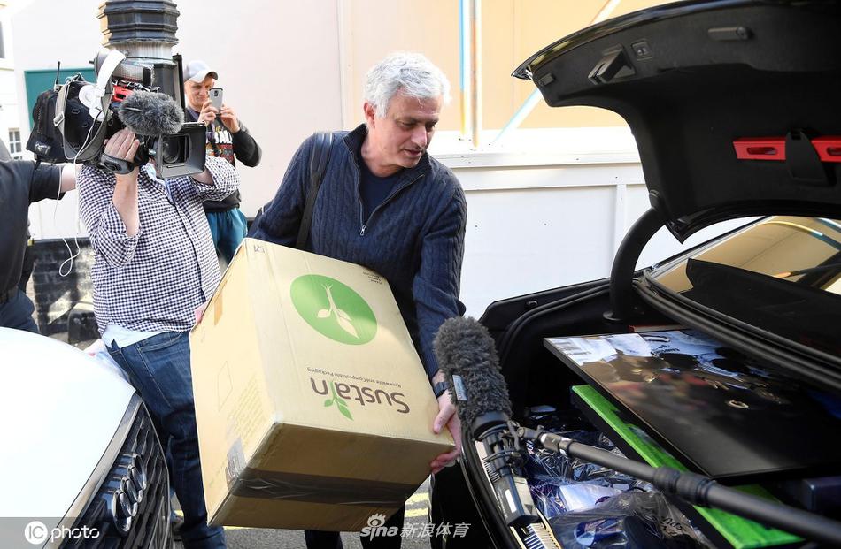 穆里尼奥下课后收拾行囊回家 随身携带生涯辉煌时刻照片