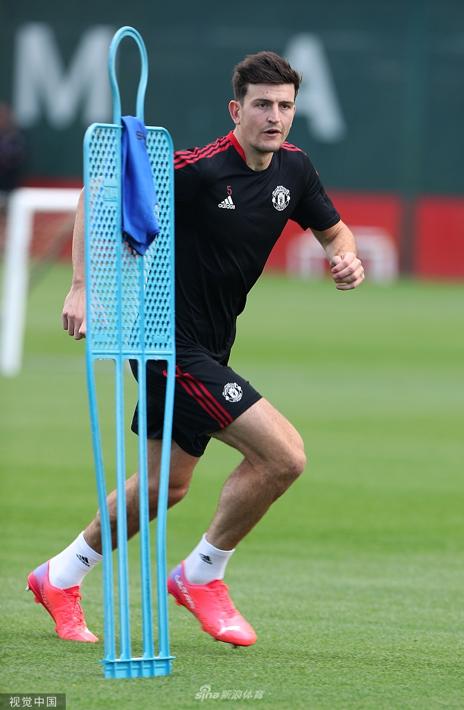 7300万新援亮相！桑乔首次亮相曼联训练基地