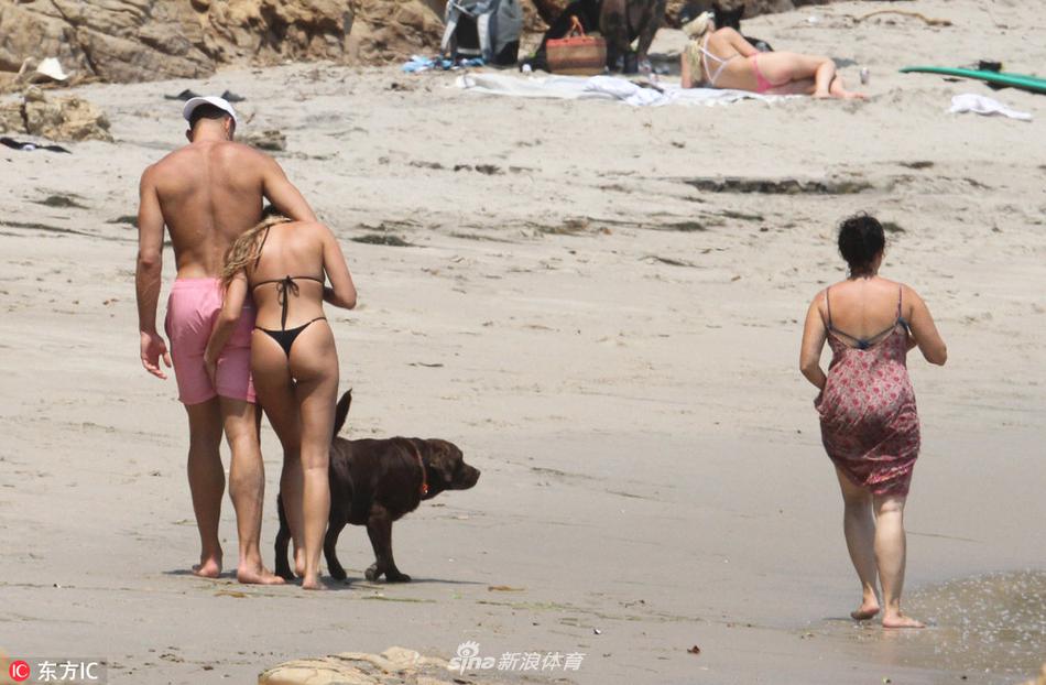 格里芬携女友海边度假