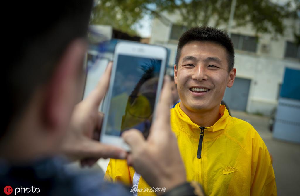 武磊遇粉丝下车签名亲和力爆棚