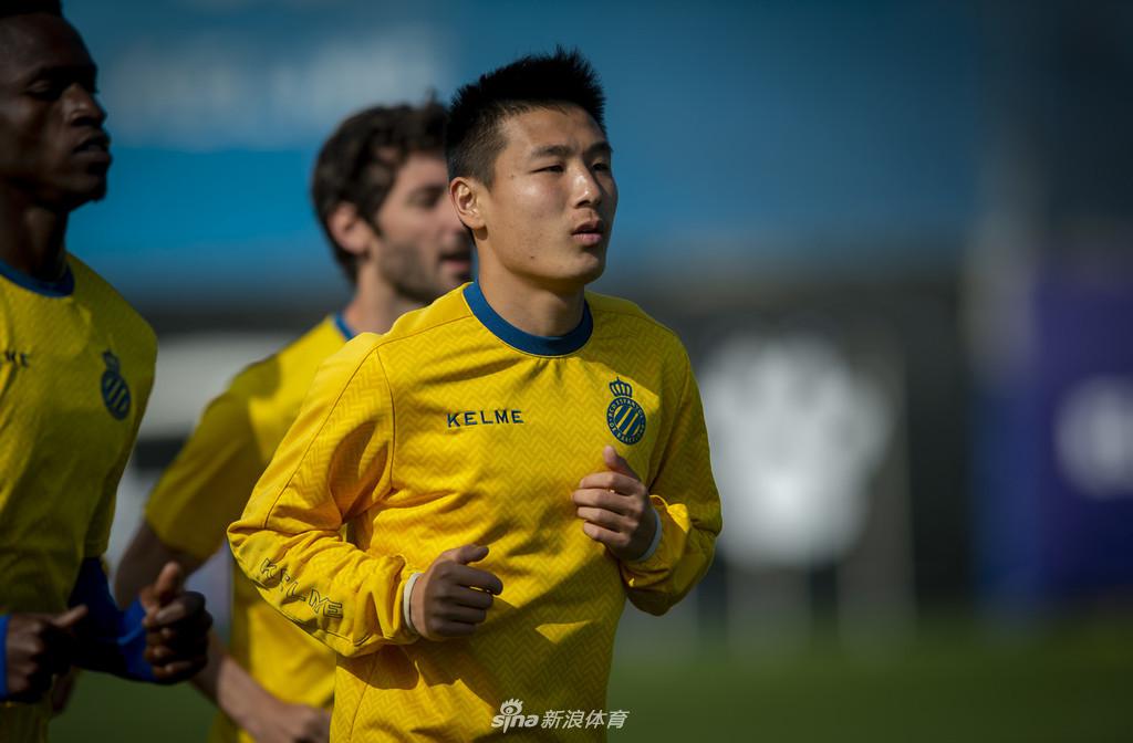 西班牙人训练备战联赛 武磊狂练射门