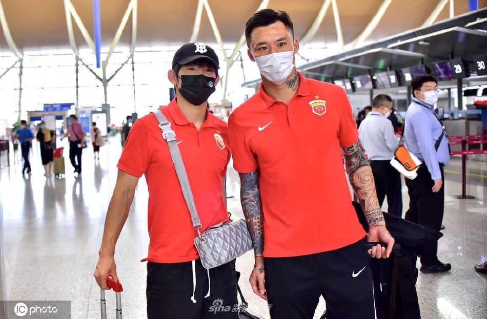 上海海港队出发前往大连备战中超联赛
