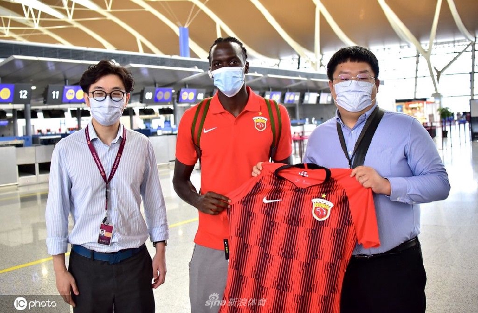 上海海港队出发前往大连备战中超联赛