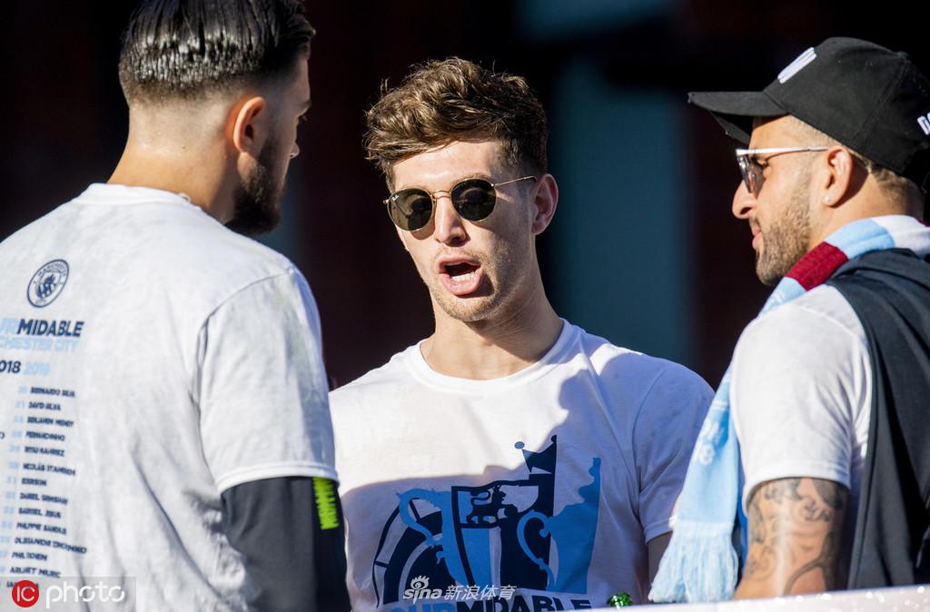 曼城夺冠庆典全城巡游 曼彻斯特被蓝色笼罩