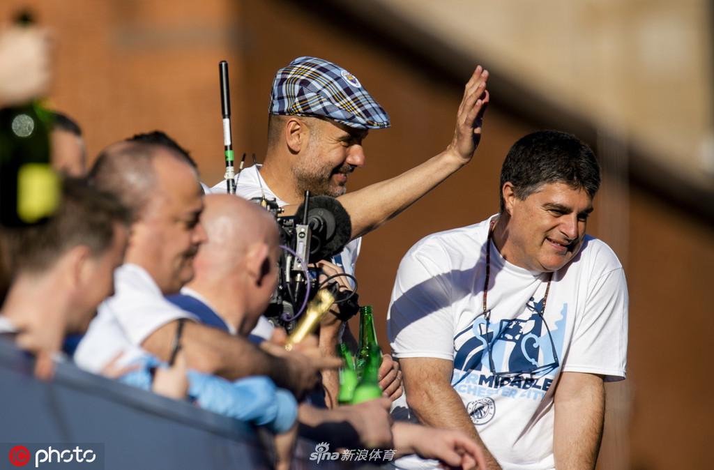 曼城夺冠庆典全城巡游 曼彻斯特被蓝色笼罩